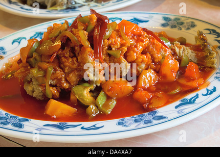 Frittierte ganze Fische chinesisches Gericht mit Paprika Ananas Roter Ingwer und süß-sauer Soße Closeup Stockfoto