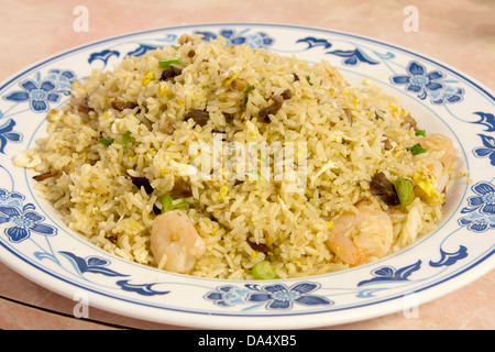 Chinesische Yang Chow gebratener Reis mit Eiern Barbecue Schweinefleisch und Garnelen Stockfoto