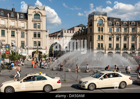 Stachus Karlsplatz mit Karlstor in München, Bayern, Deutschland Stockfoto