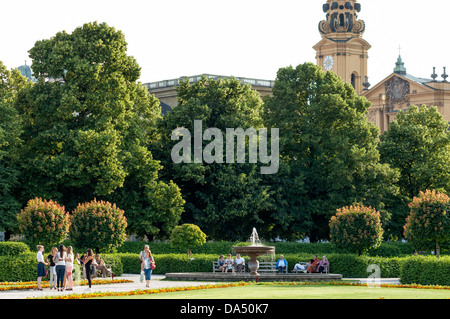 Hofgarten in München mit Theatienerkirche im Hintergrund, München, Bayern, Deutschland Stockfoto