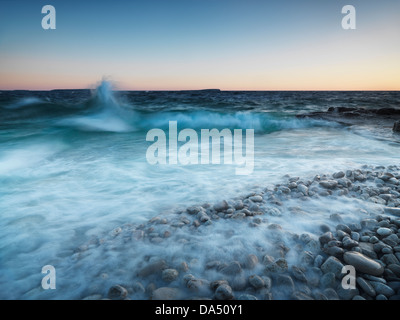 Wunderschönen Sonnenaufgang Naturkulisse der Wellen schlagen die Ufer der georgischen Bucht bei stürmischem Wetter. Bruce Peninsula National Park Stockfoto