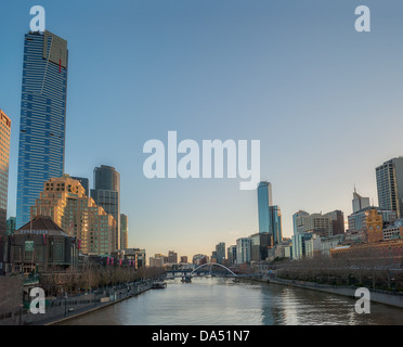 Blick entlang des Yarra River, Southbank, Teil der central Business District of Melbourne, Australien. Stockfoto