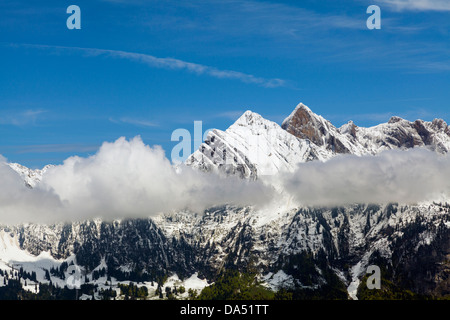 Schneebedeckte Gebirge Stockfoto