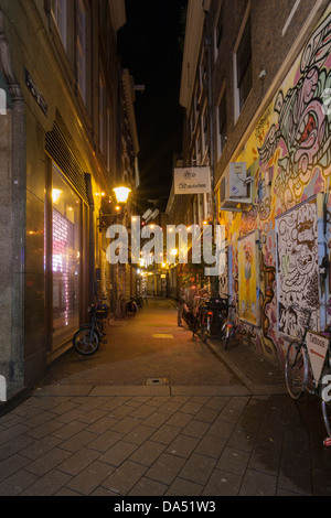 Kleine Straße mit Kneipen in Amsterdam Stockfoto