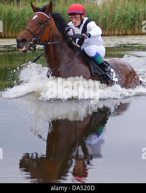 Hamburg, Deutschland. 3. Juli 2013. Vlastislav Korytar auf indischen Sonne, Sieger des Rennens See Jagd (Seejagdrennen), führt an der Wasser-Hürde beim Pferdesport Galopp Derby Meeting auf der Rennbahn Hamburg Horn in Hamburg, Deutschland, 3. Juli 2013. Foto: AXEL HEIMKEN/Dpa/Alamy Live News Stockfoto