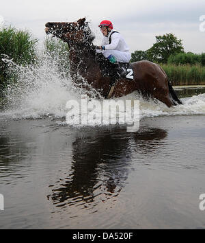 Hamburg, Deutschland. 3. Juli 2013. Vlastislav Korytar auf indischen Sonne, Sieger des Rennens See Jagd (Seejagdrennen), führt an der Wasser-Hürde beim Pferdesport Galopp Derby Meeting auf der Rennbahn Hamburg Horn in Hamburg, Deutschland, 3. Juli 2013. Foto: AXEL HEIMKEN/Dpa/Alamy Live News Stockfoto