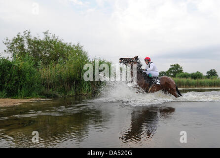 Hamburg, Deutschland. 3. Juli 2013. Vlastislav Korytar auf indischen Sonne, Sieger des Rennens See Jagd (Seejagdrennen), führt an der Wasser-Hürde beim Pferdesport Galopp Derby Meeting auf der Rennbahn Hamburg Horn in Hamburg, Deutschland, 3. Juli 2013. Foto: AXEL HEIMKEN/Dpa/Alamy Live News Stockfoto