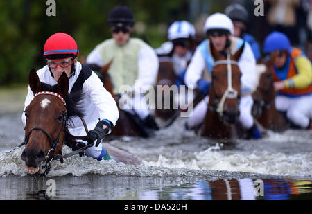 Hamburg, Deutschland. 3. Juli 2013. Vlastislav Korytar (L) auf Indian Sun, Sieger des Rennens See Jagd (Seejagdrennen), führt an der Wasser-Hürde beim Pferdesport Galopp Derby Meeting auf der Rennbahn Hamburg Horn in Hamburg, Deutschland, 3. Juli 2013. Foto: AXEL HEIMKEN/Dpa/Alamy Live News Stockfoto