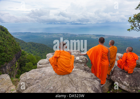 Gruppe von buddhistischen Mönchen, die Ausblick auf Phu Quoc Insel in Vietnam vom Bokor Mountain - Kampot Provinz, Kambodscha Stockfoto