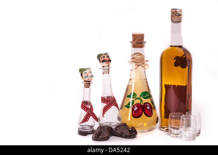 Dekorative Flasche und Glas für Pflaumenschnaps Stockfoto