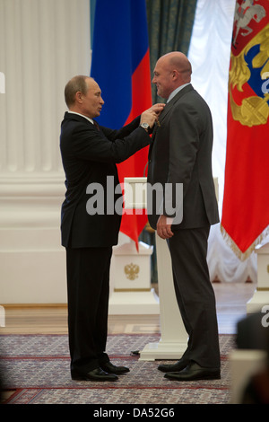 Niederländischen Astronauten André Kuipers erhält Orden der Freundschaft vom russischen Präsidenten Vladimir Putin während der Zeremonie im Kreml Stockfoto