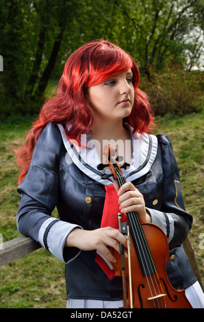 Cosplayer mit einer Geige Stockfoto