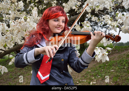 Cosplayer, die Geige zu spielen Stockfoto
