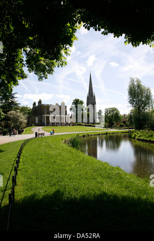 Zeigen Sie auf dem New River Clissold House und Str. Marys Kirche in Clissold Park, Stoke Newington, London, UK an Stockfoto