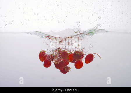 Erdbeeren in Wasser gespritzt Stockfoto