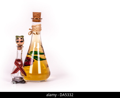 Serbische traditionelle Pflaume Brendy Flasche mit Korken und traditionellen Gläschen für Pflaume brendy Stockfoto