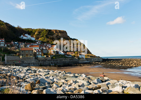 Blick auf Runswick Bucht vom Strand mit blauem Himmel, North Yorkshire, UK Stockfoto