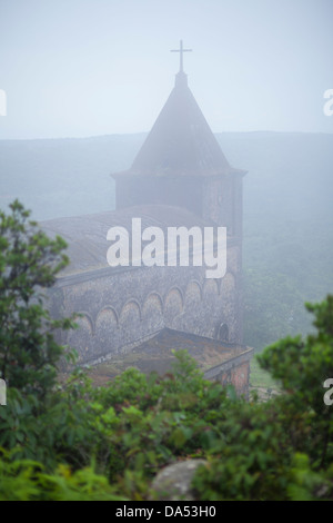 Katholische Kirche auf Bokor Mountain bedeckt im unheimlichen Nebel - Kampot Provinz, Kambodscha Stockfoto