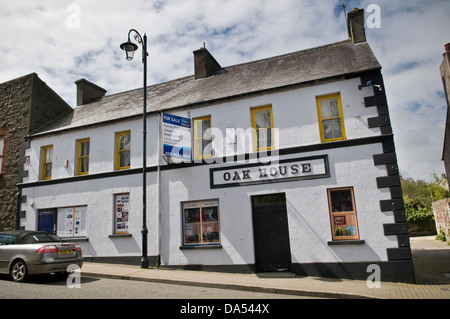 Grafikfenster in leerstehenden Läden, Pubs und Häuser in der Stadt Bushmills, County Antrim, die Trostlosigkeit der Rezession zu lindern. Stockfoto