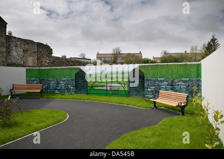 Grafikfenster in leerstehenden Läden, Pubs und Häuser in der Stadt Bushmills, County Antrim, die Trostlosigkeit der Rezession zu lindern. Stockfoto