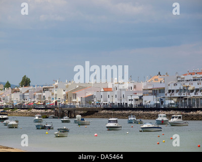 Die Stadt von Cabanas de Tavira von der Ria Formosa-Seite gesehen. Die Region Algarve, Portugal Stockfoto