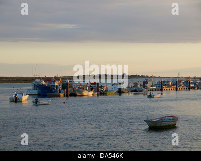 Boote verankert in der Abendsonne in der Ria Formosa Lagune, Algarve, Portugal Stockfoto