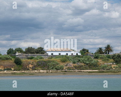 Großen hellblau befestigten Herrenhaus in der Nähe von Cabanas de Tavira an der Ria Formosa Küste, Algarve, Portugal Stockfoto