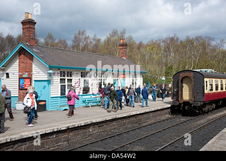 Menschen Touristen Besucher auf dem Bahnsteig am Bahnhof Grosmont NYMR North Yorkshire England Großbritannien Großbritannien Großbritannien Großbritannien Großbritannien Großbritannien Großbritannien Großbritannien Großbritannien Großbritannien Großbritannien Großbritannien Großbritannien Großbritannien Großbritannien Stockfoto