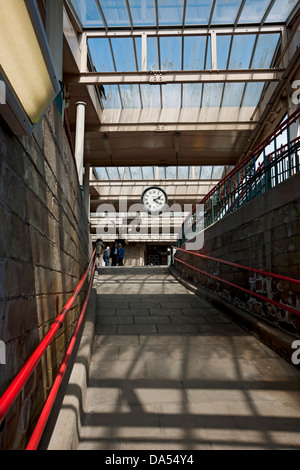 Bahnsteiguhr am Bahnhof Carnforth Lancashire England Großbritannien GB Großbritannien Stockfoto