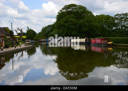 Narrowboats in Kanal-Becken auf der Oxford Canal, Thrupp, Oxfordshire Stockfoto