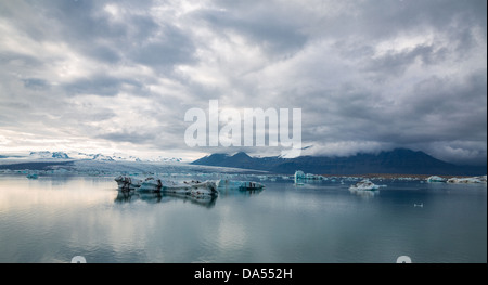 Blaue Eisberge schwimmen Stockfoto