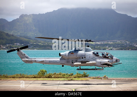US Marine Corps UH-1W Super Cobra Hubschrauber mit Marine Licht Angriff Hubschrauberstaffel Fliege 13. Juni 2013 in Oahu, Hawaii. Stockfoto