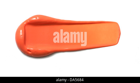 Orange Lip Gloss Sweep ausgeschnitten auf weißem Hintergrund Stockfoto