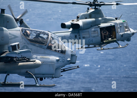 US Marine Corps UH-1W Super Cobra Hubschrauber und UH-1Y Venom in Formation fliegen über Kaneohe Bay 13. Juni 2013 in Oahu, Hawaii. Stockfoto