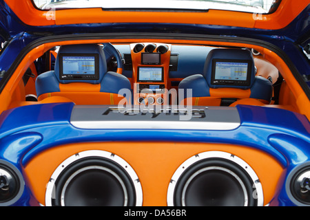 Auto nach dem tuning mit großen Stereo-System. Stockfoto