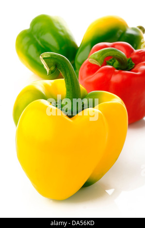 frischer Pfeffer auf weißem Hintergrund Stockfoto