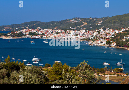 Skiathos Insel in Griechenland. Blick auf den Hafen und die Stadt Stockfoto