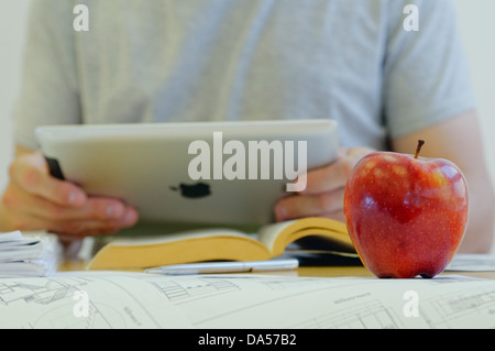 Schüler arbeiten an einem Projekt für die Universität, Bücher studieren und mit dem iPad Stockfoto