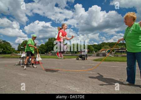 Mädchen über ein Springseil Springen. Stockfoto