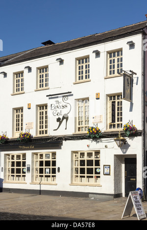 Die Messing-Katze Kneipe/Restaurant am Churchgate, Bolton, Lancashire. Diese Kneipe war früher bekannt als die "Goldenen Löwen". Stockfoto