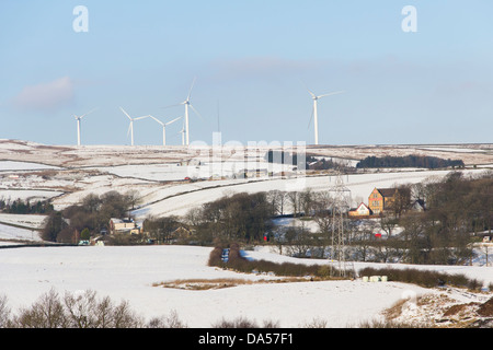 Windkraftanlagen Sie auf Wissen Moor, mit Blick auf Nutters Restaurant, Manchester Road, in der Nähe von Rochdale. Stockfoto