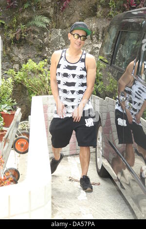 Hong Kong. 1. Juli 2013. Pro-Demokratie-Fans winken den Union Jack und