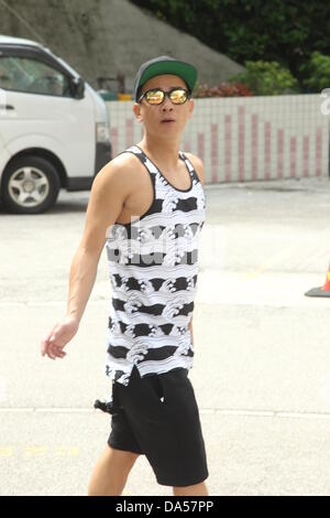 Hong Kong. 1. Juli 2013. Pro-Demokratie-Fans winken den Union Jack und