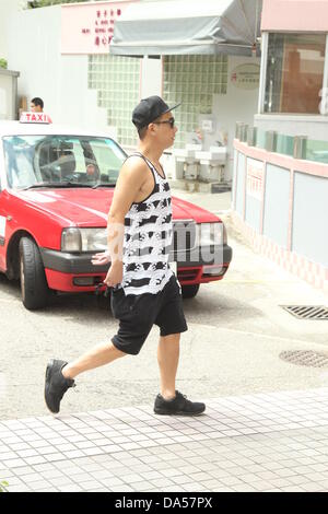 Hong Kong. 1. Juli 2013. Pro-Demokratie-Fans winken den Union Jack und