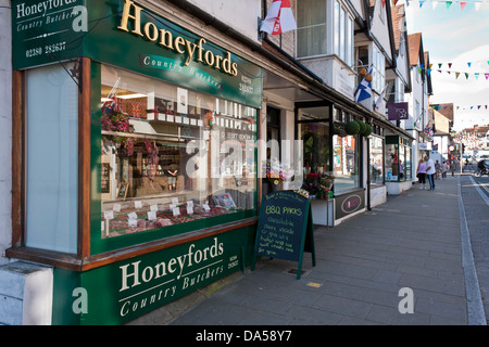 Metzgerei-Shop-Schaufenster in ein kleines Land-Stadt-Hautpstraße. Lyndhurst, Hampshire, England, GB, UK Stockfoto