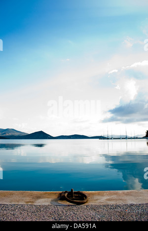 Schöne bunte Landschaft Meer Berge und blauer Himmel im Hafen oder Hafen als Urlaub Konzept oder Postkarte Stockfoto