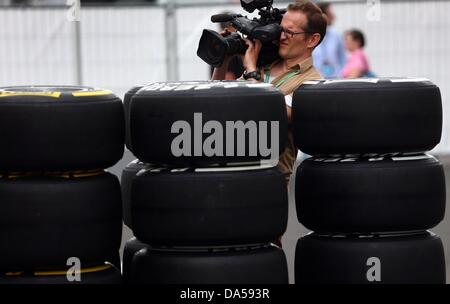 Nuerburg, Deutschland. 4. Juli 2013. Ein Kameramann Filmen Reifen im Fahrerlager der Rennstrecke Nürburgring in Nuerburg, Deutschland, 4. Juli 2013. Die Formel 1 Grand Prix von Deutschland statt findet am 07 Juli 2013. Foto: Jens Büttner/Dpa/Alamy Live News Stockfoto