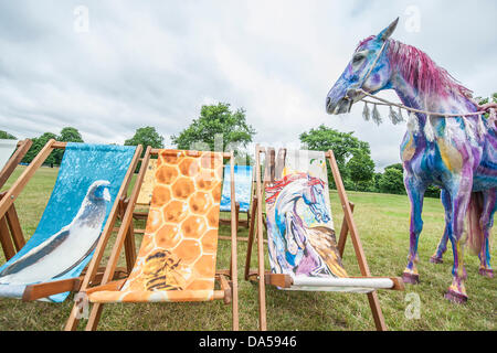 London, UK. 4. Juli 2013. Liegestuhl Träume startet vor der bevorstehenden britischen Sommer in Hyde Park-Reihe von Konzerten. Pegasus (basierend auf Ronnie Wood Malerei mit dem gleichen Namen R) gehört ist einer der 20 neue Entwürfe von Menschen, darunter Harry Enfield (Hallo Enten), Miranda Richardson (blau mit Vogel L), Julia Bradbury (Bee-Streifen), Take, die Howard Donald (Rainbow Hände), Chris Beardshaw und Michael Craig-Martin (rosa Bananen). Pegasus wurde zum Leben erweckt durch Tetua, die Hand war für diesen Anlass gemalt. Stockfoto