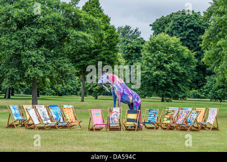 London, UK. 4. Juli 2013. Liegestuhl Träume startet vor der bevorstehenden britischen Sommer in Hyde Park-Reihe von Konzerten. Pegasus (basierend auf Ronnie Wood Malerei mit dem gleichen Namen) ist eine der ist einer von 20 neuen Designs von Menschen, darunter Harry Enfield (Hallo Enten), Miranda Richardson (blau mit Vogel), Julia Bradbury (Bee-Streifen), zu nehmen, das ist Howard Donald (Rainbow Hände), Chris Beardshaw und Michael Craig-Martin (rosa Bananen). Pegasus wurde zum Leben erweckt durch Tetua, die Hand war für diesen Anlass gemalt. Die Royal Parks Foundation ist die gewählte Charity-Partner für die Serie. Stockfoto