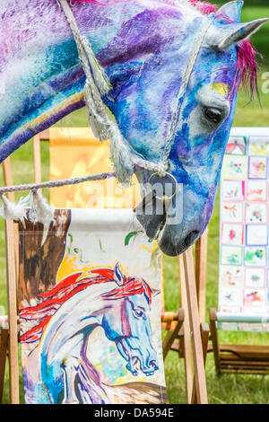 London, UK. 4. Juli 2013. Liegestuhl Träume startet vor der bevorstehenden britischen Sommer in Hyde Park-Reihe von Konzerten. Pegasus (basierend auf Ronnie Wood Malerei mit dem gleichen Namen) ist eine der ist einer von 20 neuen Designs von Menschen, darunter Harry Enfield (Hallo Enten), Miranda Richardson (blau mit Vogel), Julia Bradbury (Bee-Streifen), zu nehmen, das ist Howard Donald (Rainbow Hände), Chris Beardshaw und Michael Craig-Martin (rosa Bananen). Pegasus wurde zum Leben erweckt durch Tetua, die Hand war für diesen Anlass gemalt. Die Royal Parks Foundation ist die gewählte Charity-Partner für die Serie. Stockfoto